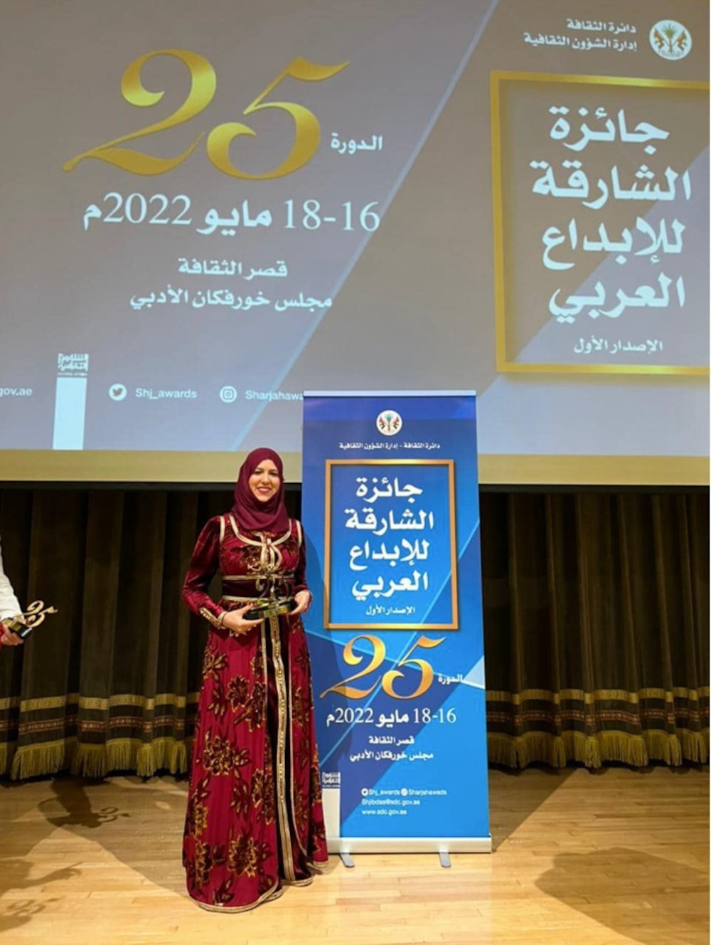 المتوّجة بجائزة الشارقة للإبداع العربي تتحدث لـ “أثير” عن مسيرتها وعلاقتها بالعمانيين