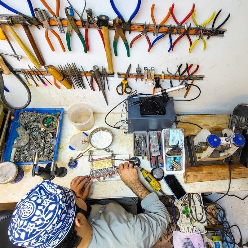 شاب عُماني يحوّل شغفه في صياغة الذهب إلى مهنة وتجارة، فما حكايته؟