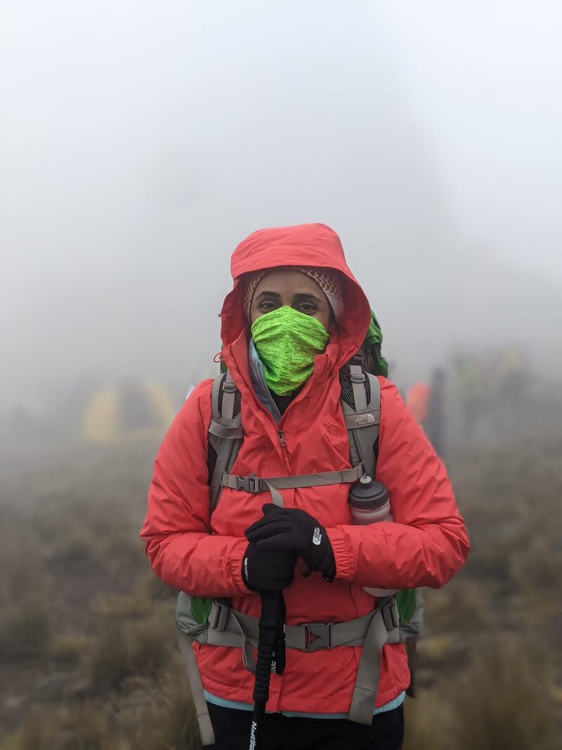 بعد أن صعدت قمته ورفعت العلم العماني: المقيمية تحكي عن تجربتها في تسلّق جبل “كلمنجارو”