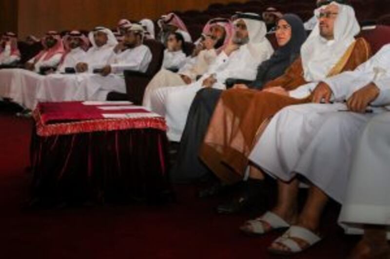 بالصور: تخريج 45 طالبًا سعوديا من كلية بالسلطنة