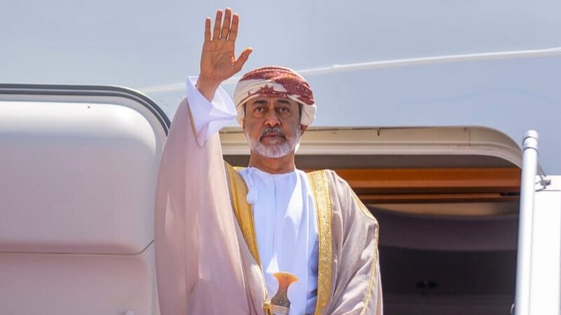جلالة السلطان يعود إلى أرض الوطن
