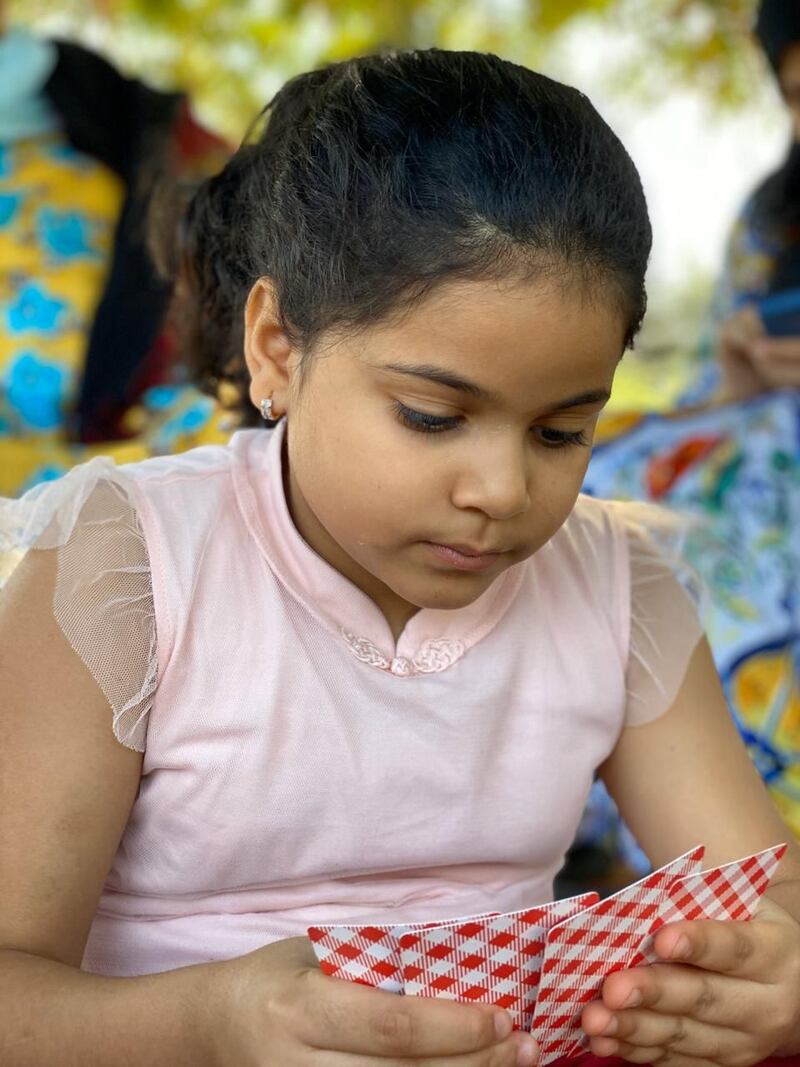 بالصور: طفلة عمانية تقرأ الكتب للحيوانات