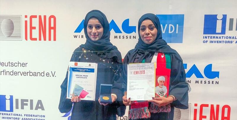 هل تتخلص من نواة التمر؟ عُمانيتان حوّلنها إلى مشروع ناجح حصد جوائز عالمية