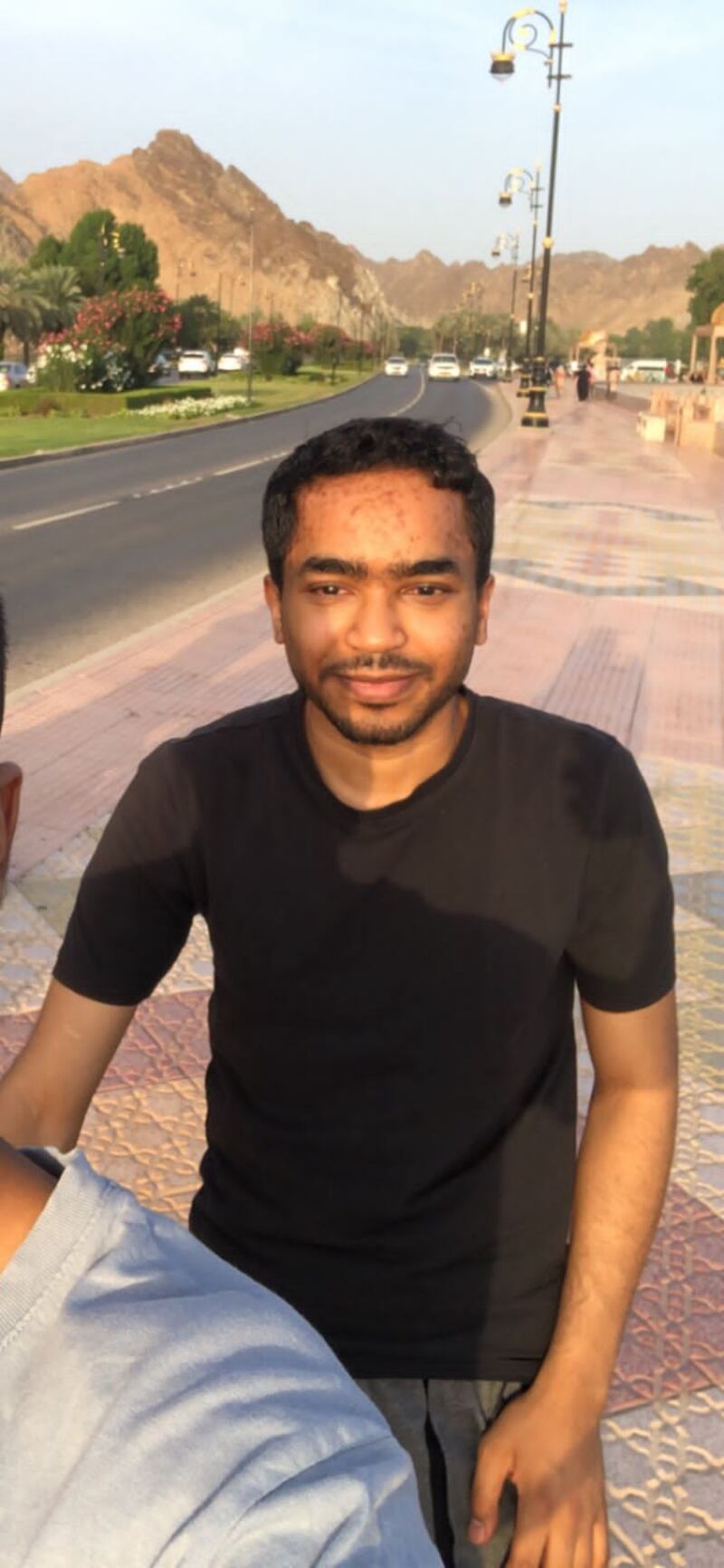 فقد بصره بعد أن تخرّج مهندسًا بـ “امتياز”: قصة الشاب العُماني وهب؛ إيمان بعد يأس