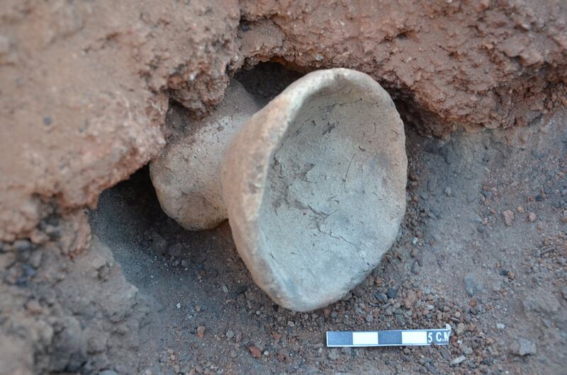 عمرها أكثر 4500 سنة: اكتشاف مبخرة أثرية في أحد الأودية