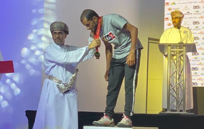 عماني يحقق المركز الأول في ماراثون عُمان الصحراوي 2019