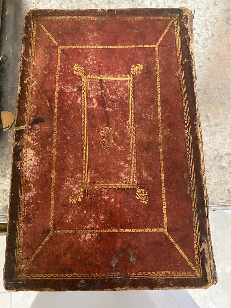 بالصور: مقتنيات كثيرة في خزانة أسرة الشيخ عبد الله بن راشد الطوقي