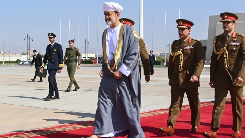 من هم المرافقون لجلالة السلطان في زيارته للإمارات؟