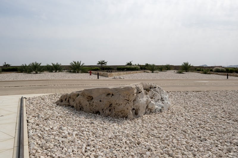 ما قصة الصخرة المعروضة في حديقة متحف عمان عبر الزمان؟