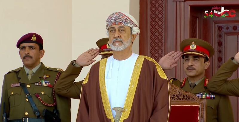 جلالة السلطان يرعى العرض العسكري بمناسبة العيد الوطني