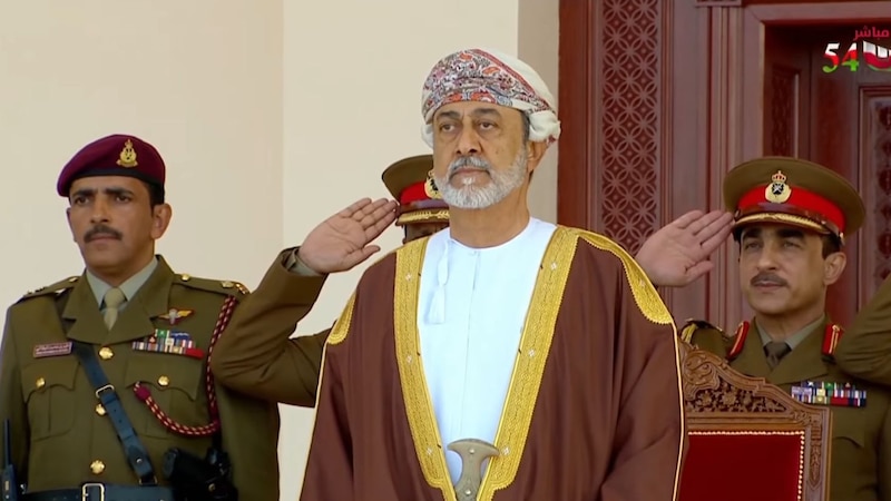 جلالة السلطان يرعى العرض العسكري بمناسبة العيد الوطني
