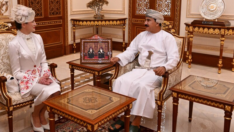 وزير المكتب السلطاني يرحب بالسفيرة الأوكرانية