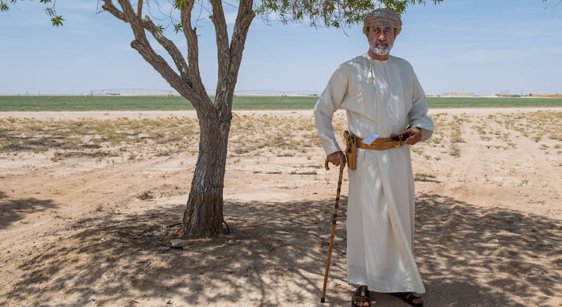 بالصور: جلالة السلطان يزور مزرعة زينة الصحراء