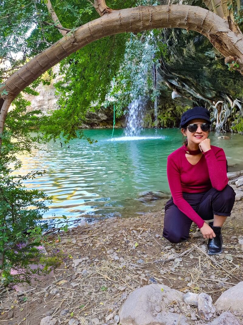 مقيمة تجوب الأماكن السياحية وتُعرّف الآخرين بجمال الطبيعة العمانية عبر حساباتها