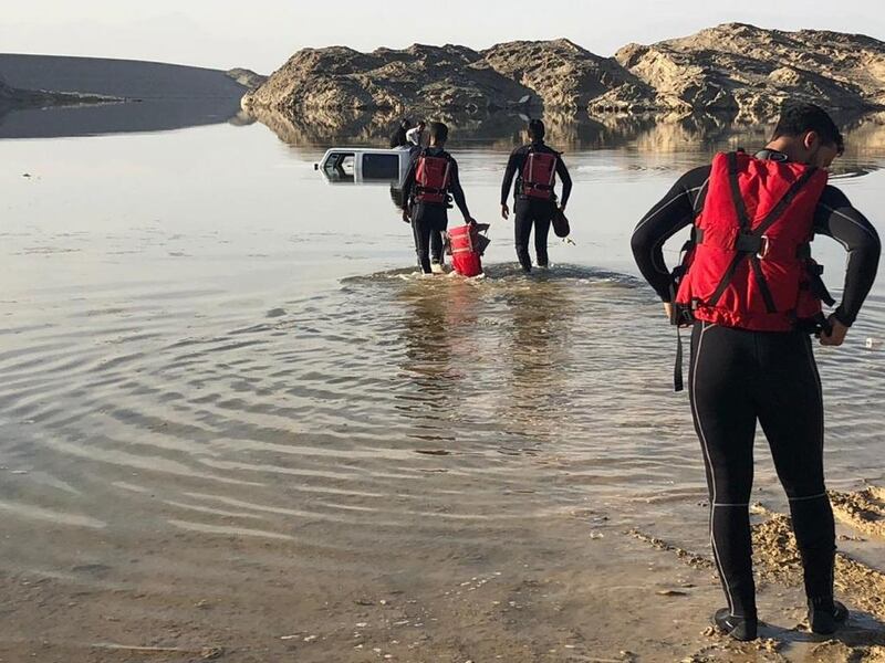 إنقاذ شخصين احتجزت مركبتهما في سد العامرات