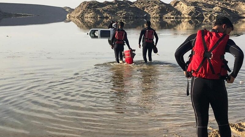 إنقاذ شخصين احتجزت مركبتهما في سد العامرات