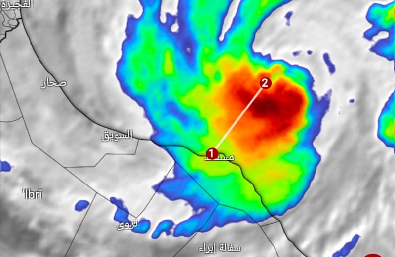 مركز الإعصار يبعد عن مسقط 60 كم