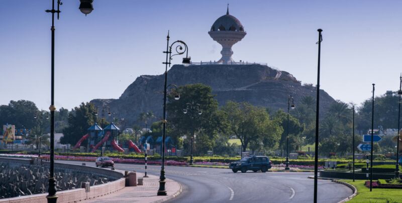 ليومين: لا توقف مركبتك على جانبي طريق برج الصحوة – مسقط