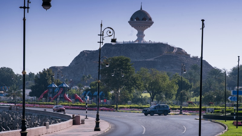 ليومين: لا توقف مركبتك على جانبي طريق برج الصحوة – مسقط