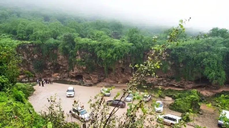 وأنت في ظفار: لا تفوت زيارة هذه العين الساحرة