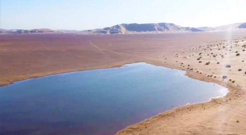 بحيرات بين الكثبان الرملية في نياية المشاش