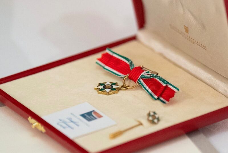 بالصور: رئيس إيطاليا يمنح عمانية وسامًا