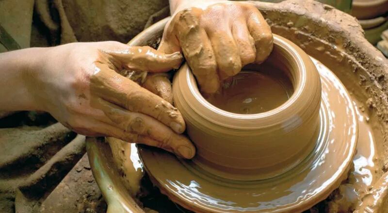 مواطن يتحدث عن صناعة الفخار في وادي المعاول