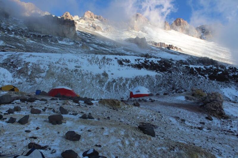بالصور: مُغامر عُماني يصعد إلى ثاني أعلى قمة عالمية