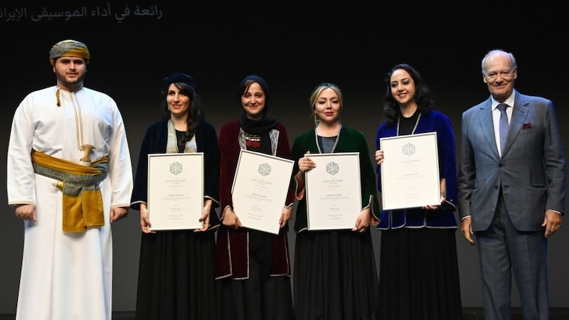 بالصور: سمو السيد بلعرب يرعى تتويج الفائزين بجائزة الآغا خان للموسيقى