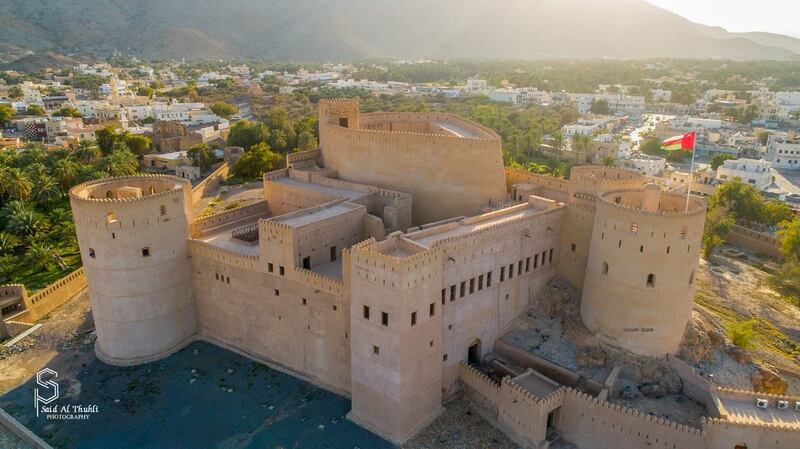 تعرف على العراقة وروعة التصميم المعماري في القلعة العُمانية المهيبة