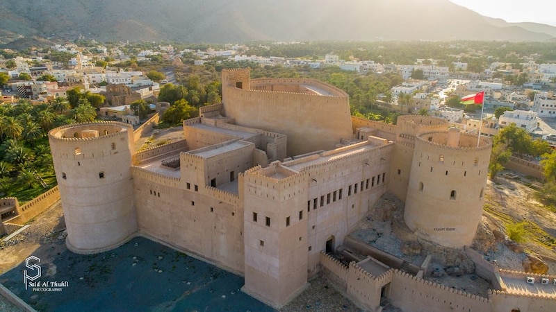 تعرف على العراقة وروعة التصميم المعماري في القلعة العُمانية المهيبة
