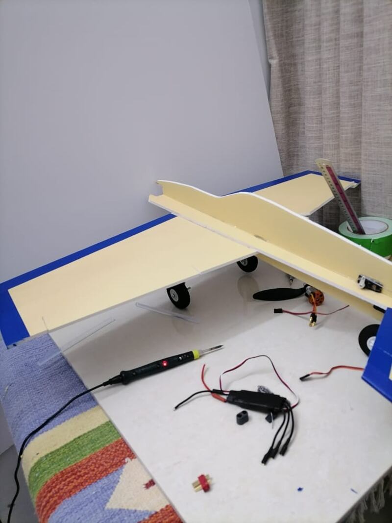 بالصور: مبتكر “الطائرة اللاسلكية” يتحدث عن ابتكاره ويوضح تقنيتها الجديدة