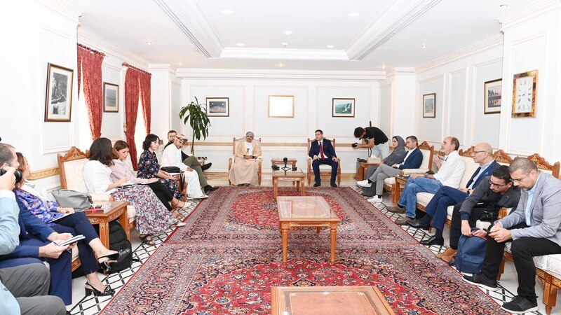 الحراصي يستقبل صحفيين وإعلاميين يمثلون وسائل أوروبية