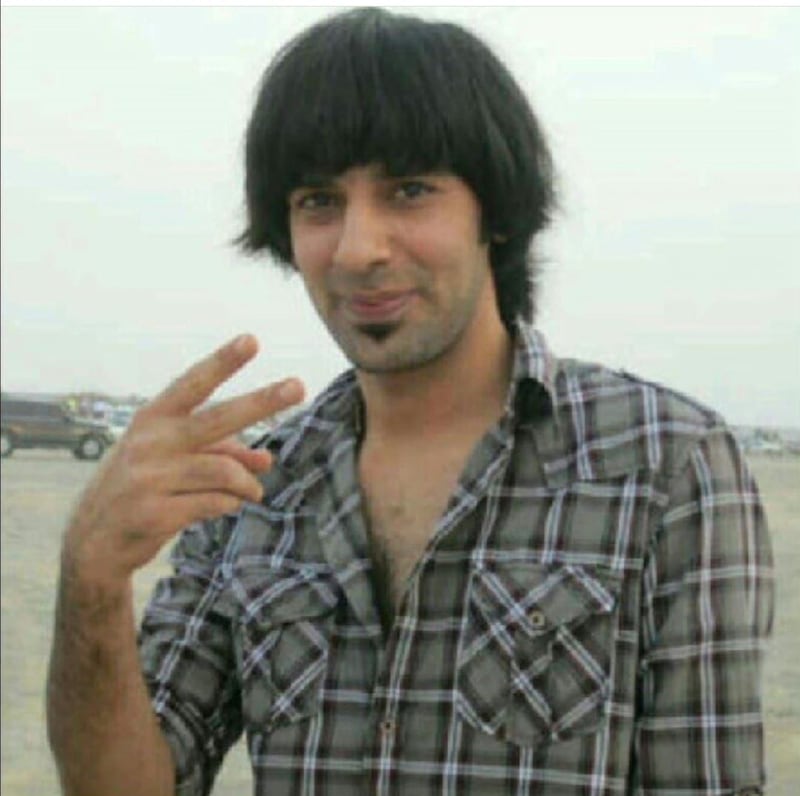 كان مطلوبًا من الإنتربول: قصة الشاب العماني “موتو” من القضبان الحديدية إلى الحرية والأمان