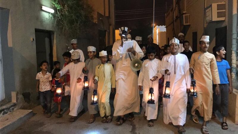 بالفيديو والصور: “التهلولة” إرث عُماني يصدح في الحارات