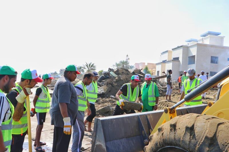 بالصور: شباب يطلقون حملة #صحار_أجمل