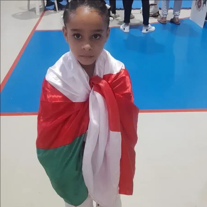 الطفلة سميرة: بطلة عمانية جديدة في رياضة الكاراتيه