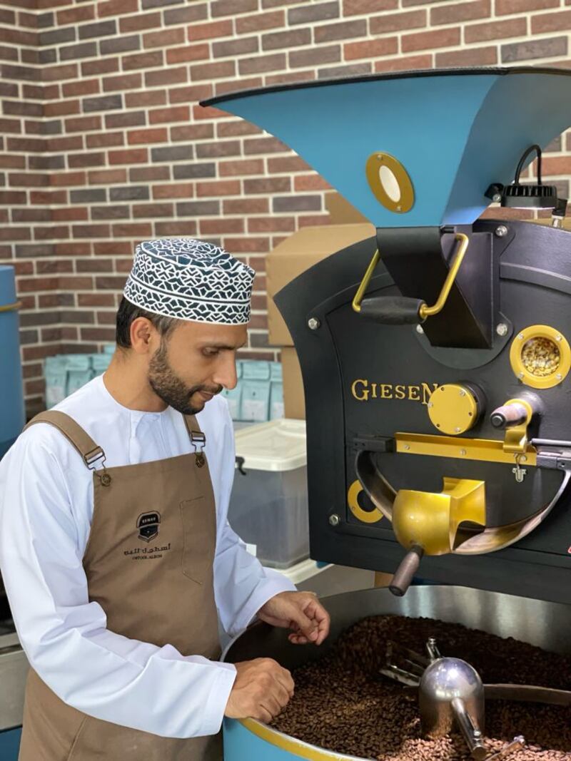 أخصائي أذن وأنف وحنجرة يحترف مهنة تحميص القهوة، فما حكايته؟