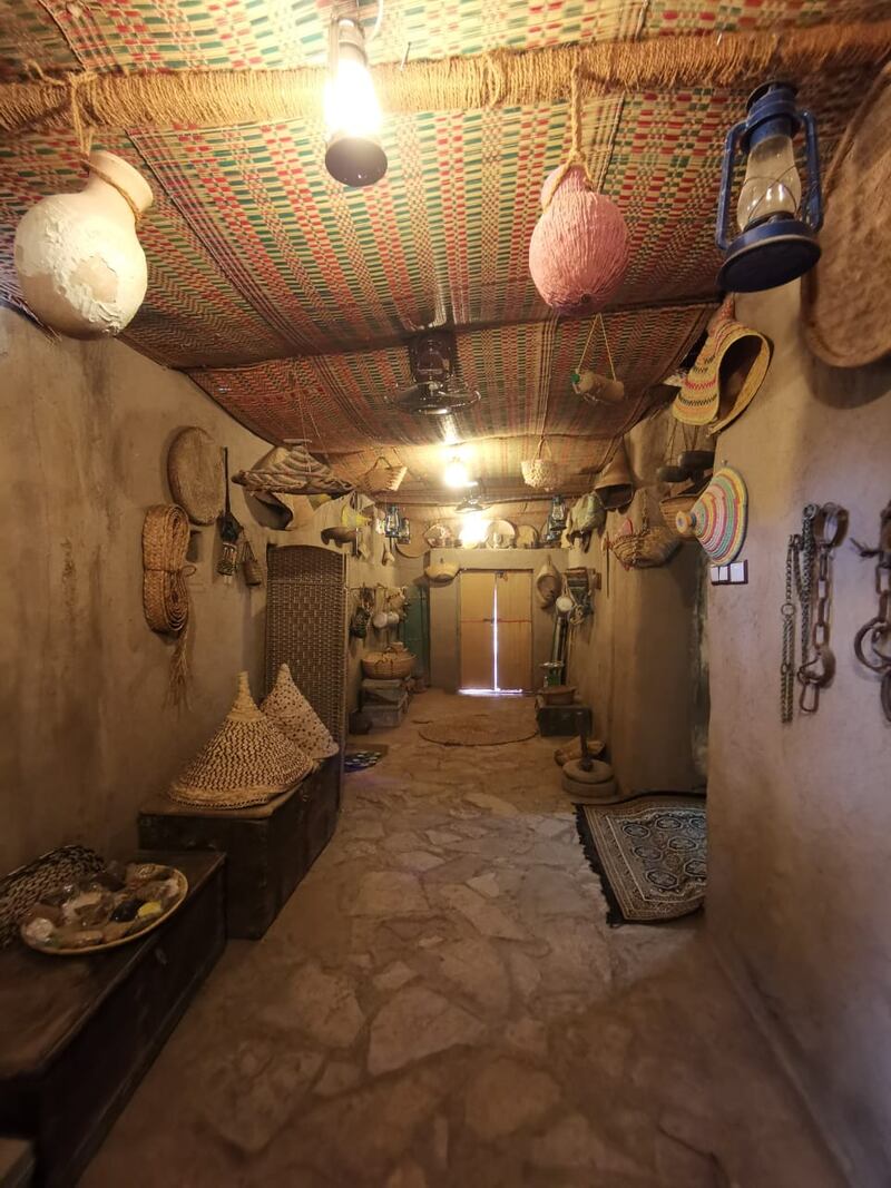 بالصور: عُمانية تُحوّل منزل أسرتها القديم إلى مَعلَمٍ زوّارُه من داخل السلطنة وخارجها