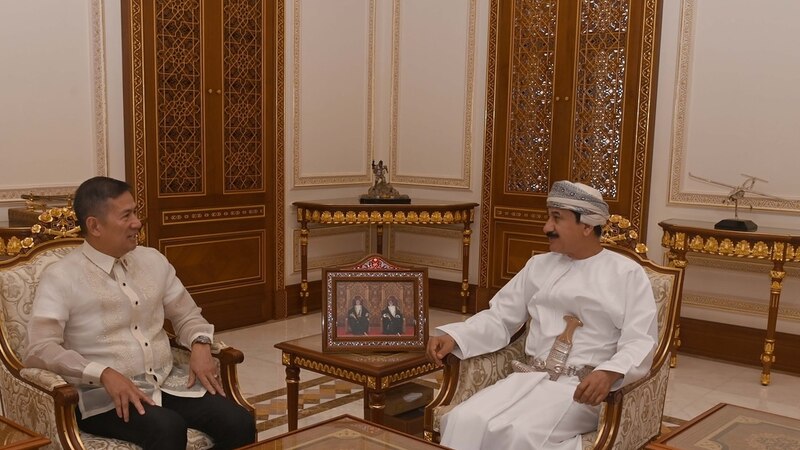 وزير المكتب السلطاني يستعرض العلاقات الثنائية مع السفير الفلبيني