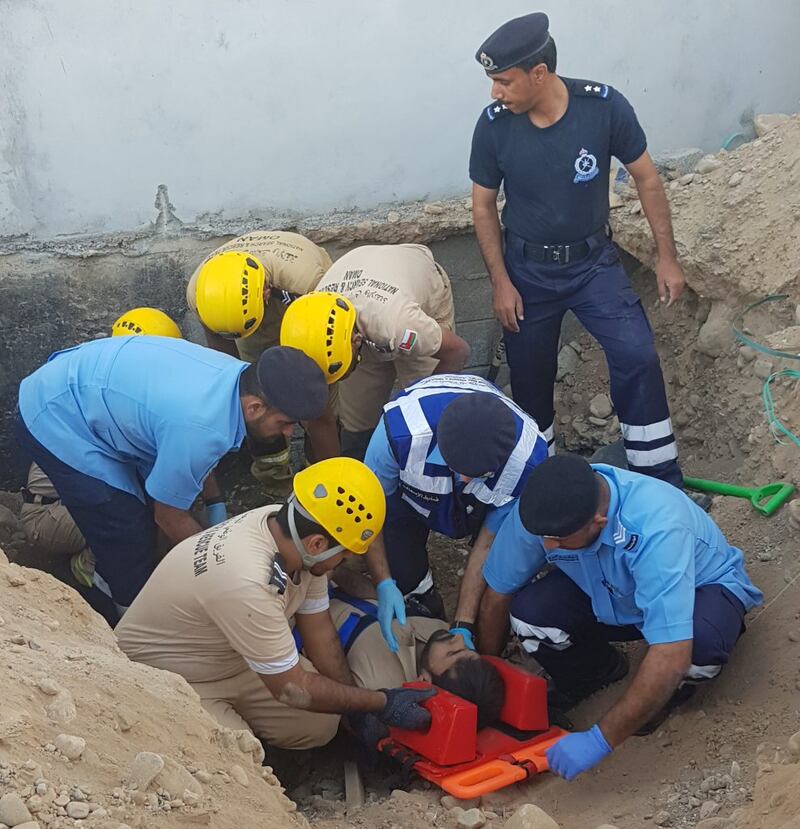 في الخوض: انهيار أتربة على عامل والدفاع المدني ينشر التفاصيل