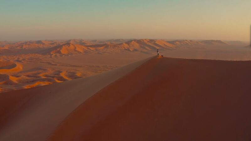 عماني يصعد قمة أعلى كثيب رملي في العالم