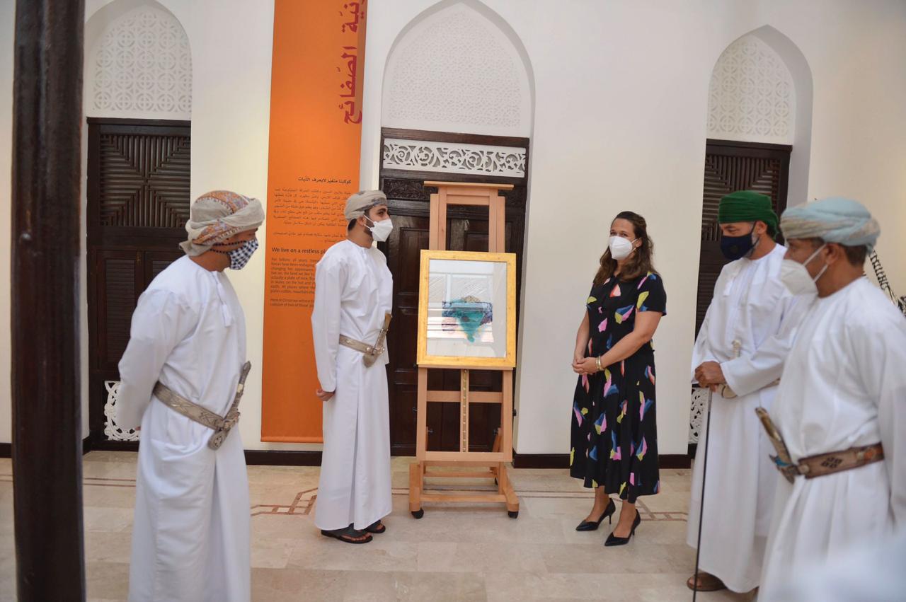 بالصور: سمو السيد ذي يزن يفتتح معرض صور