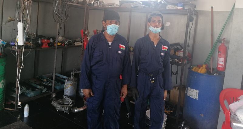 بالصور: مواطن وابنه، وقصتهما مع ورشة تصليح السيارات