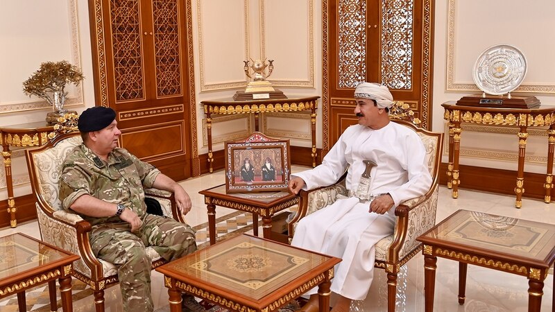 وزير المكتب السلطاني يستقبل مسؤولًا عسكرياً بريطانيًا
