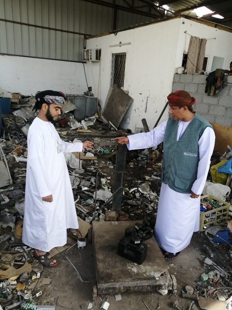 بائع “خردة” يتلاعب بالموازين