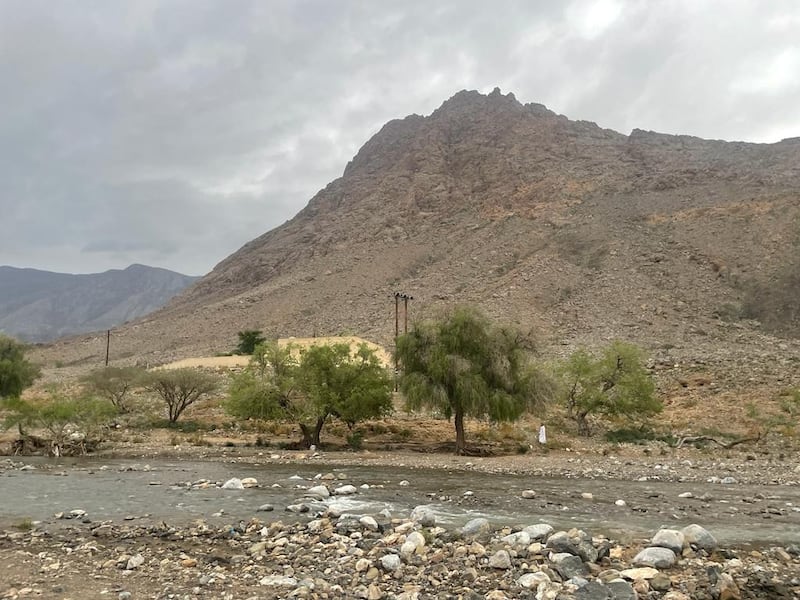 تدفق المياه يُغريك إلى زيارة أحد أودية عبري