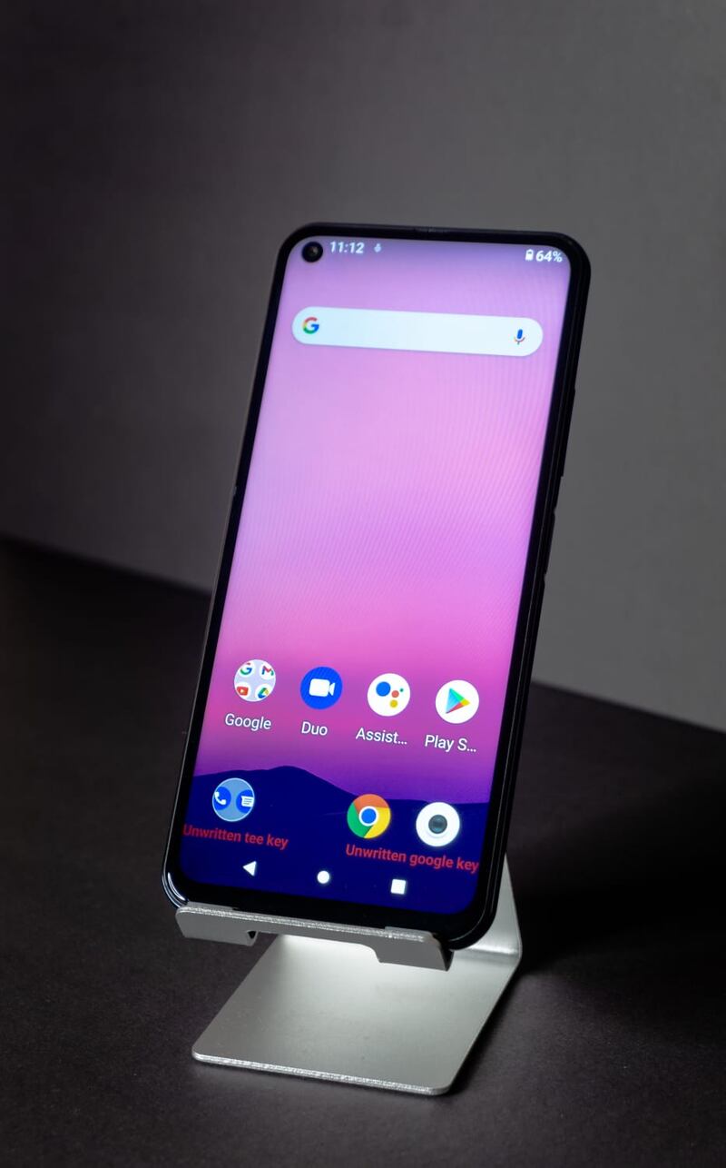 بالصور والفيديو: هاتف ذكي عُماني؛ فهل أنت جاهز لاقتنائه؟