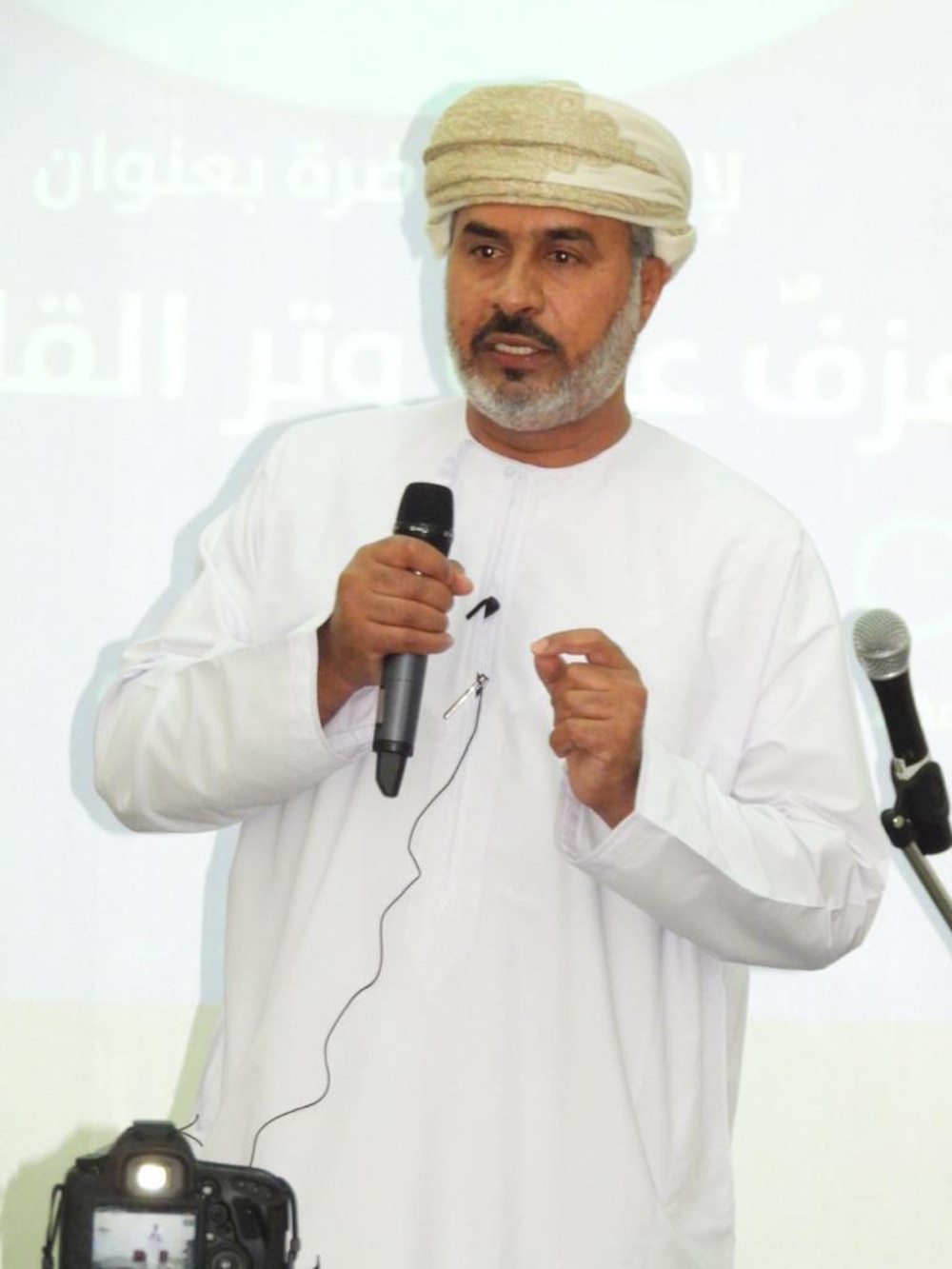 محامٍ “يعزف على آلة القانون” في محاضرة عامة