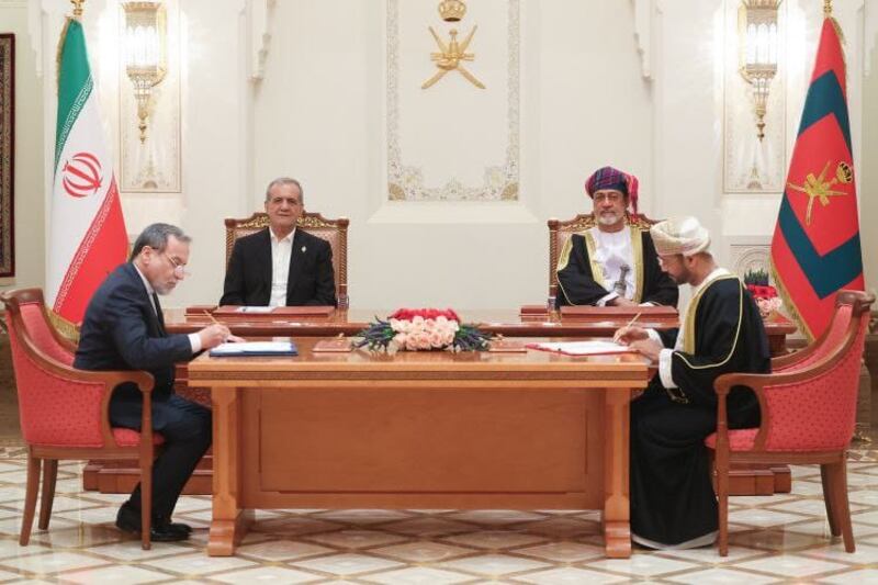 سلطنة عُمان وإيران توقعان على اتفاقيات ومذكرات تفاهم وبرامج تنفيذية